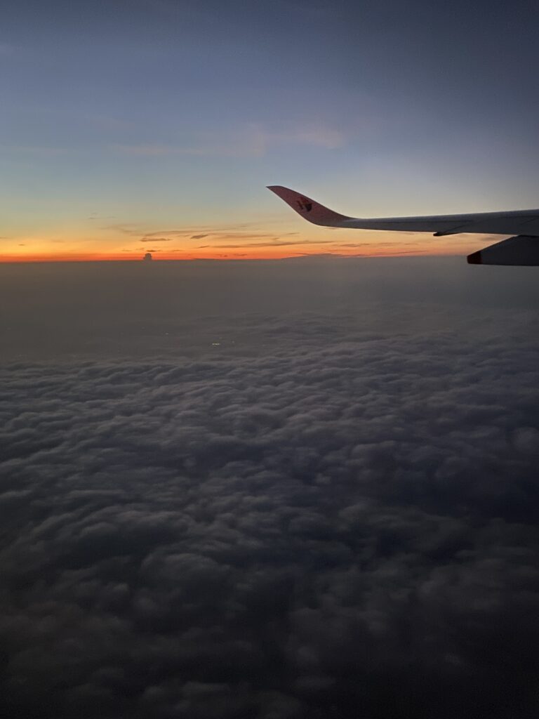 機内から見る羽田上空の朝焼け
