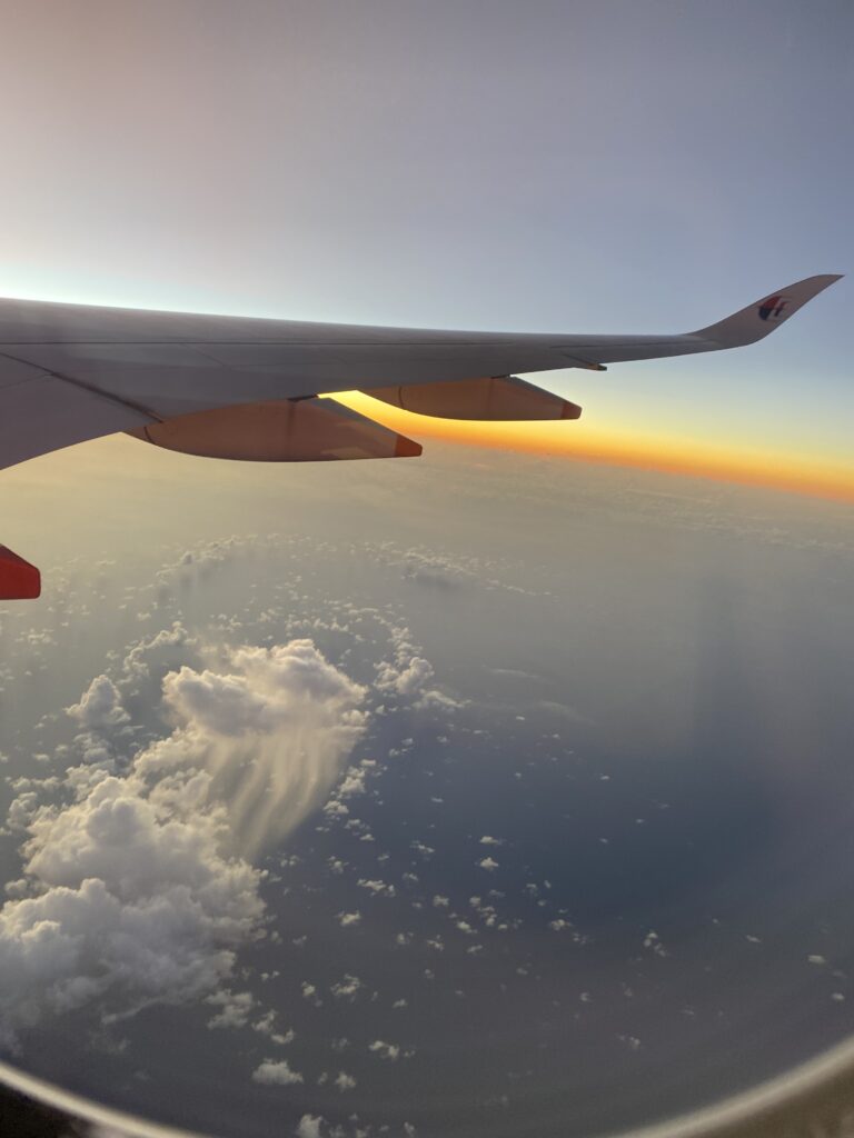 機内から見る沖縄上空の朝焼け